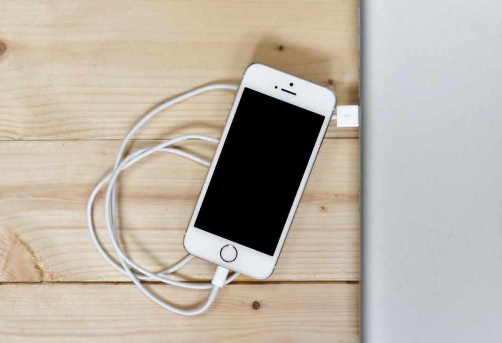Geniale: ecco come non confondere più il proprio caricatore dello smartphone con quelli altrui!