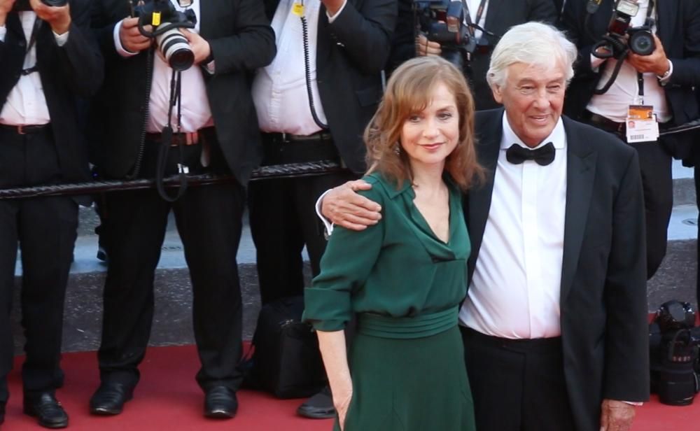 1463851830382jpg--isabelle_huppert_con_paul_verhoeven_sul_tappeto_rosso