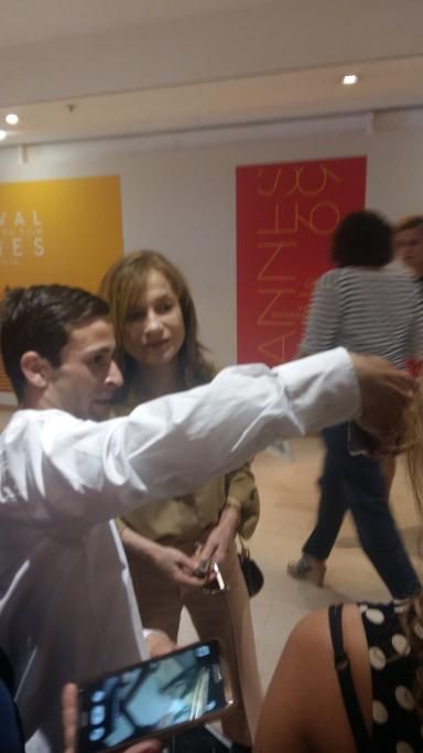 1463851998155_1463852007jpg--la_huppert_partecipa_al_rito_del_selfie_con_un_fan