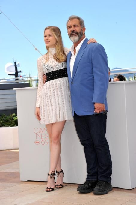 1463852179986JPG--sempre_gibson_con_l_attrice_erin_moriarty_