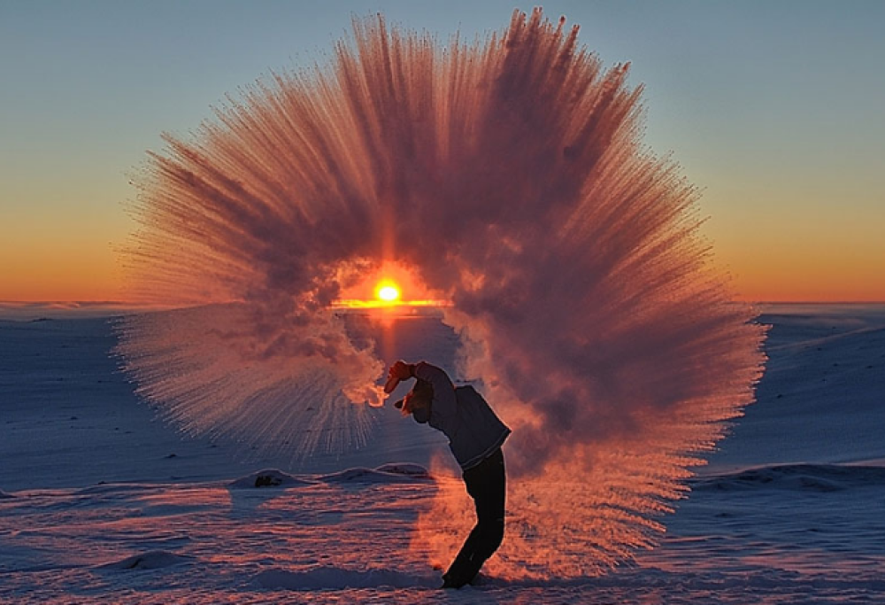Lancia tè caldo a -40°. L’effetto è incredibile