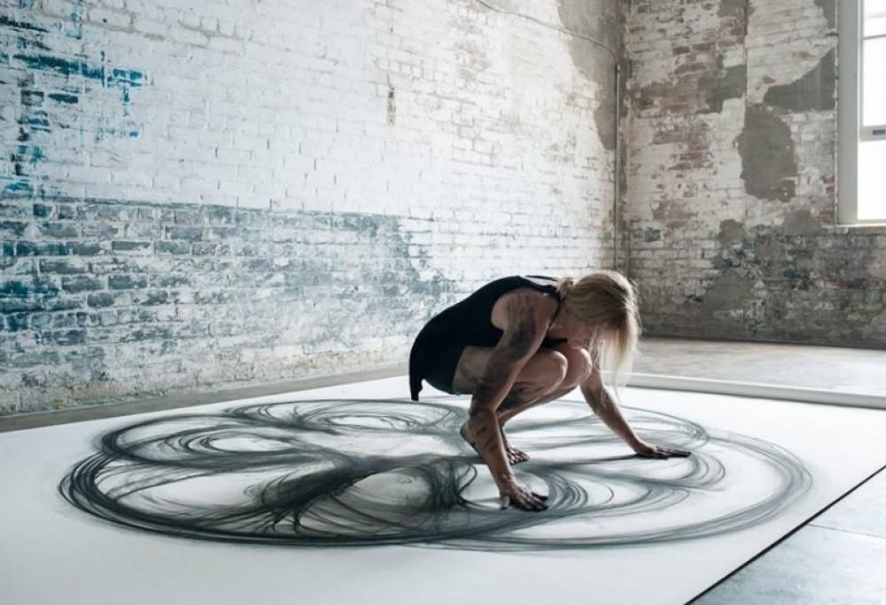 Disegnare con il corpo, l’arte danzante di Heather Hansen