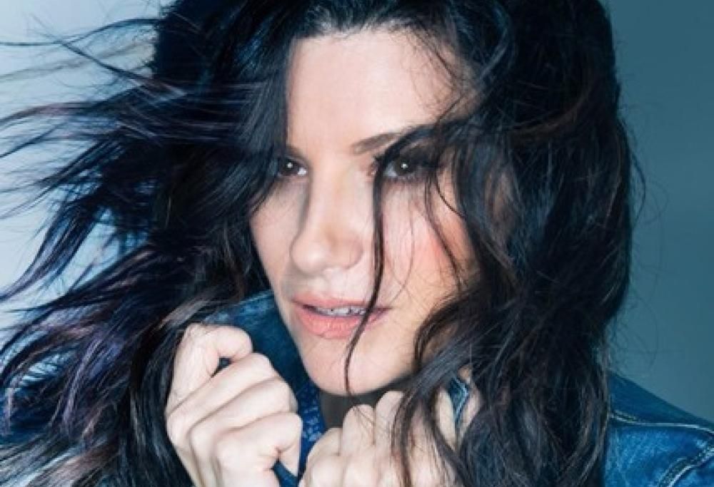 Laura Pausini firma i Baci Perugina a San Valentino