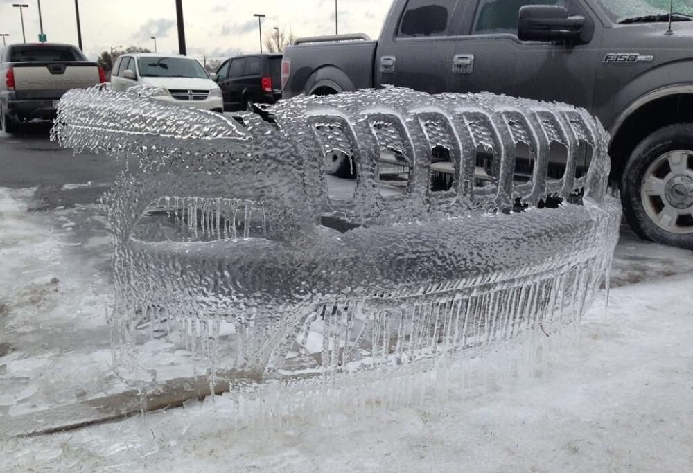 L’arte naturale del ghiaccio… sulle auto