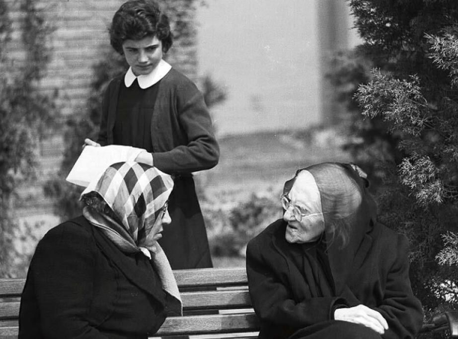 1485507548511jpg--_due_donne_anziane_insieme_sotto_gli_occhi_curiosi_di_una_giovane