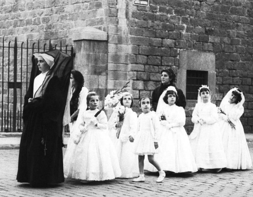 1485507629905jpg--una_delle_foto_che_sta_dando_maggiori_indizi_a_tom_sponheim__alcuni_utenti_pare_riconoscano_la_suora_e_il_collegio