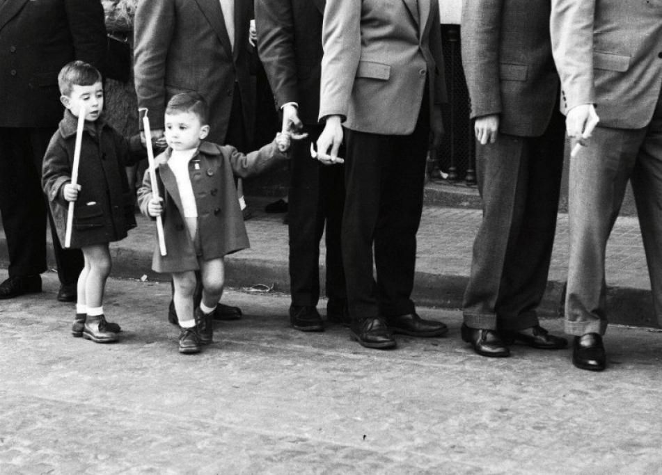 1485507622457jpg--i_bambini_con_i_loro_padri_ad_una_manifestazione_religiosa__che_fosse_la_pasqua_di_resurrezione_