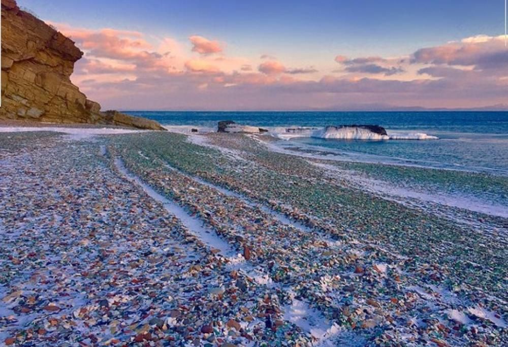 Ecco come l’oceano trasforma una discarica di bottiglie di vodka e birra