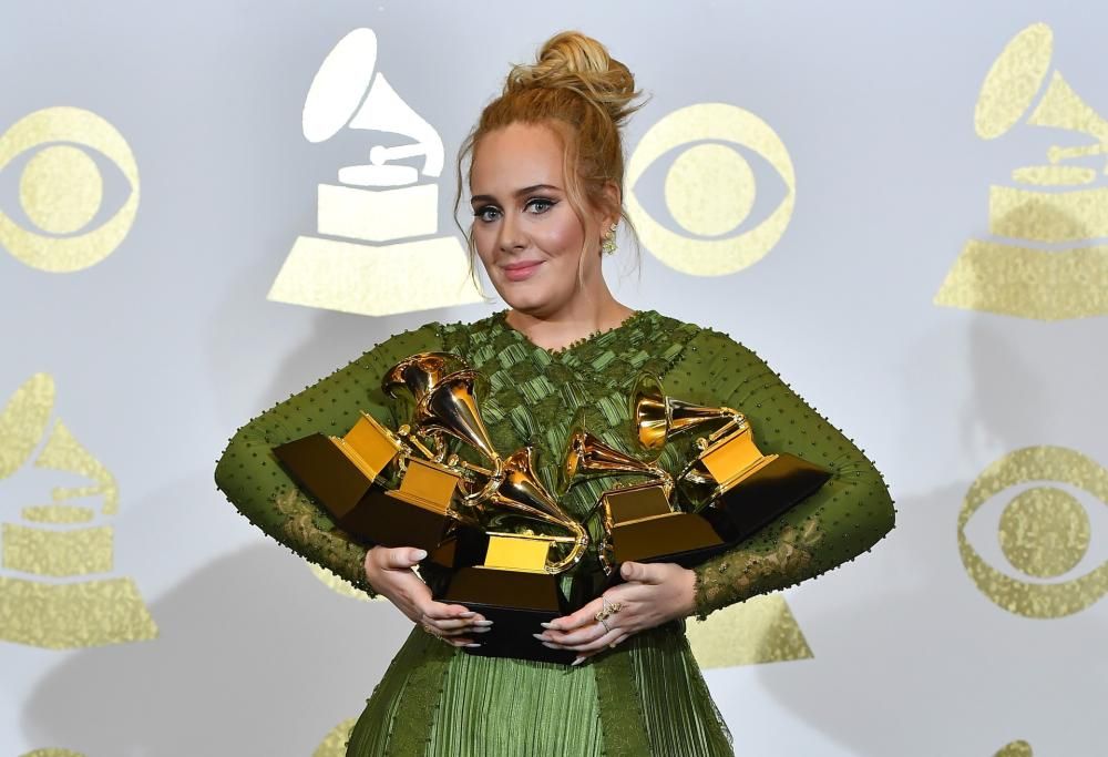 Adele trionfa ai Grammy