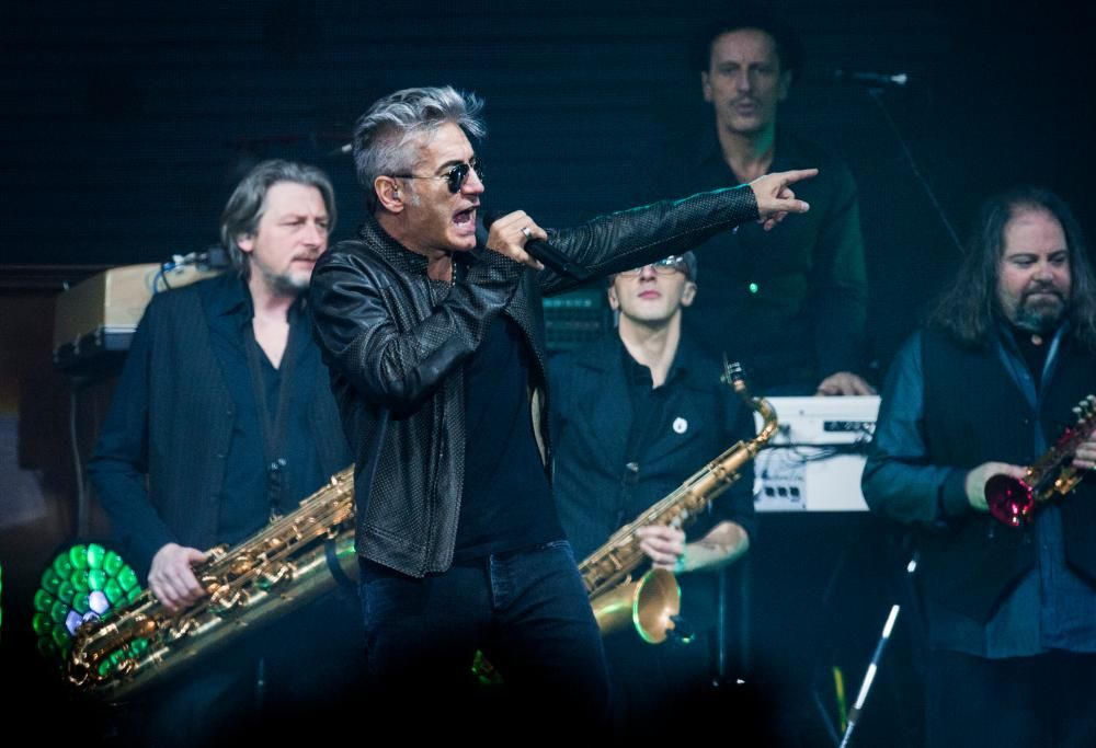 Ligabue: ancora problemi alle corde vocali.  Posticipati i concerti di Trieste