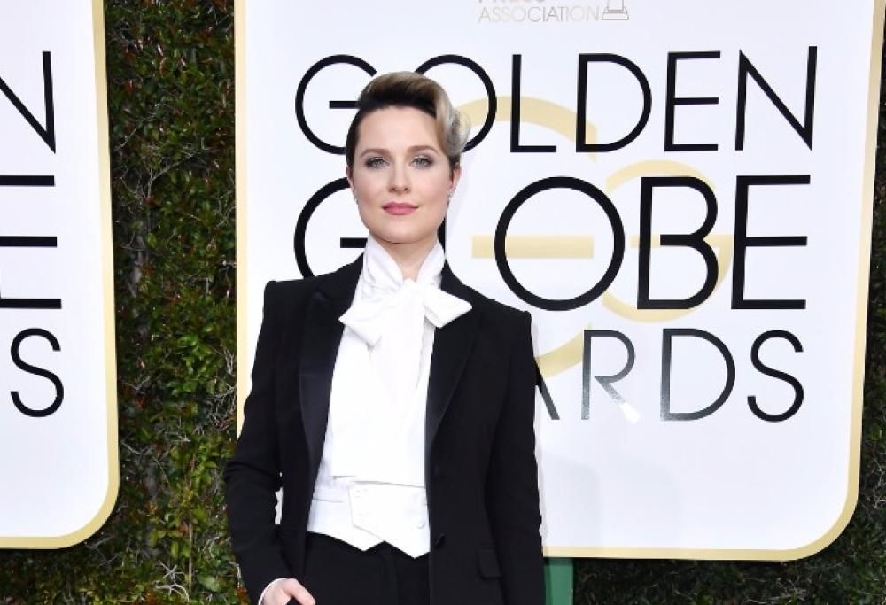 Evan Rachel Wood indossa uno smoking ai Golden Globes in omaggio a Bowie