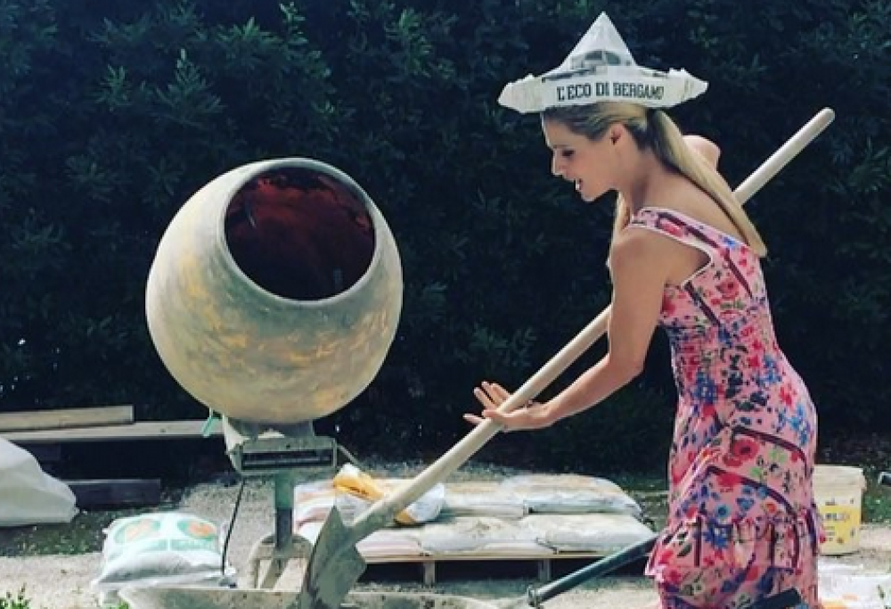 Il video di Michelle Hunziker nei panni di solerte muratore fa impazzire il web!