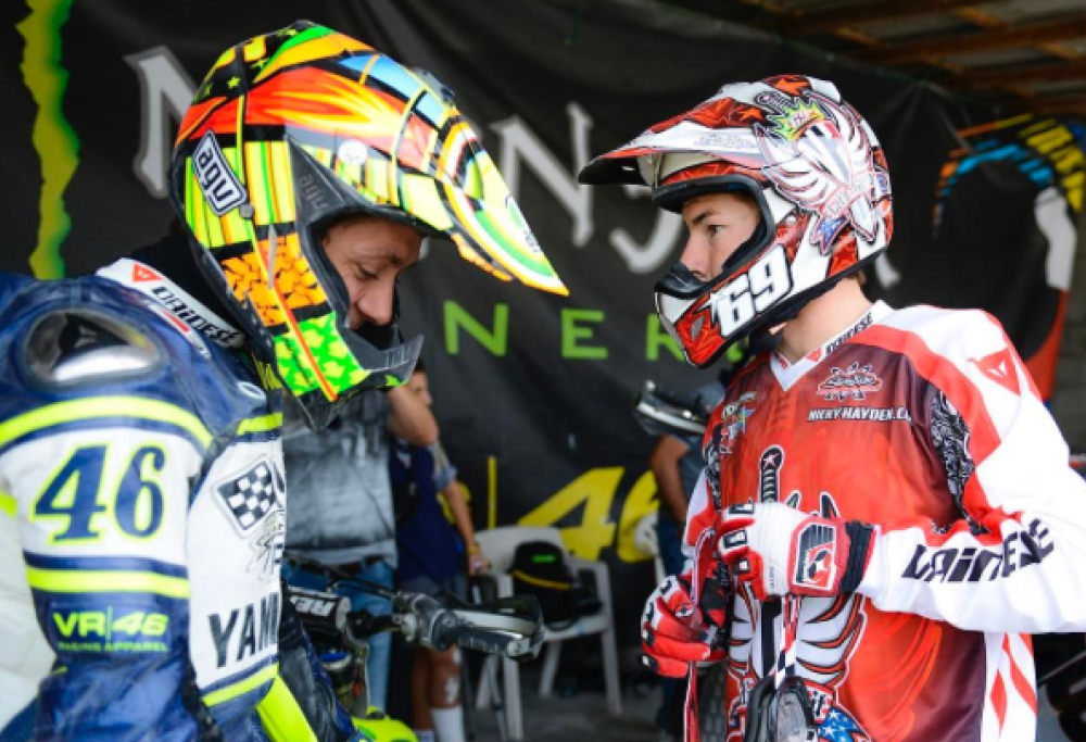 Valentino Rossi regala alla famiglia di Nicky Hayden il casco che ha indossato al Mugello