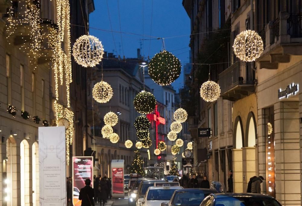 Christmas in  via Montenapoleone  by RMC