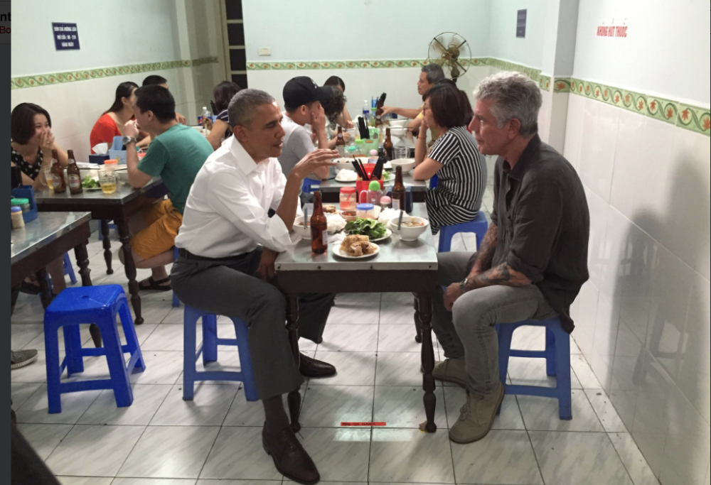 Anthony Bourdain: gli U2 gli dedicano Stuck in a Moment You Can’t Get Out Of