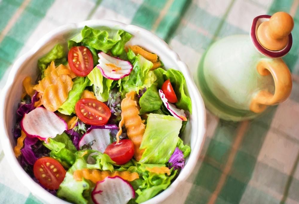 Via l’uovo sodo dall’emoji dell’insalata.