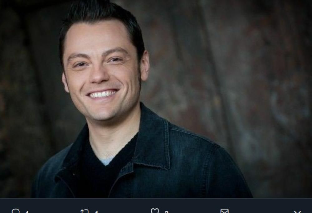 Tiziano Ferro canta, ma… nessuno lo riconosce!