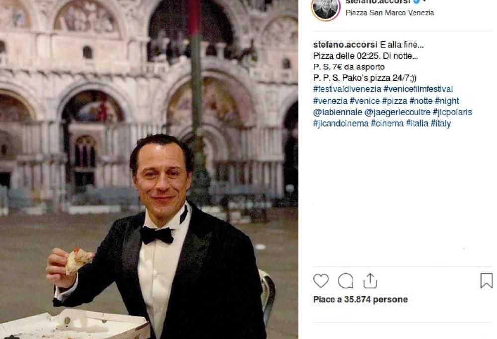 Stefano Accorsi  mangia una pizza a Venezia  e… scoppia la polemica!
