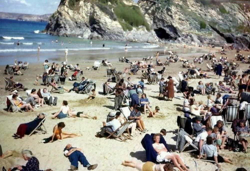 Cosa ci fa un uomo con lo smartphone in una foto del 1943?