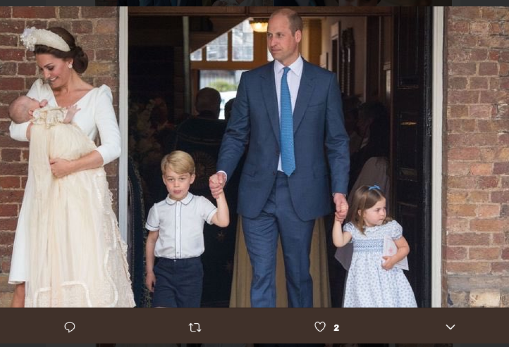 Charlotte ruba la scena al battesimo del fratellino Louis