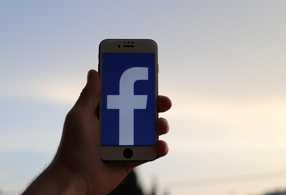 Le donne controllano i social più degli uomini, ecco lo studio