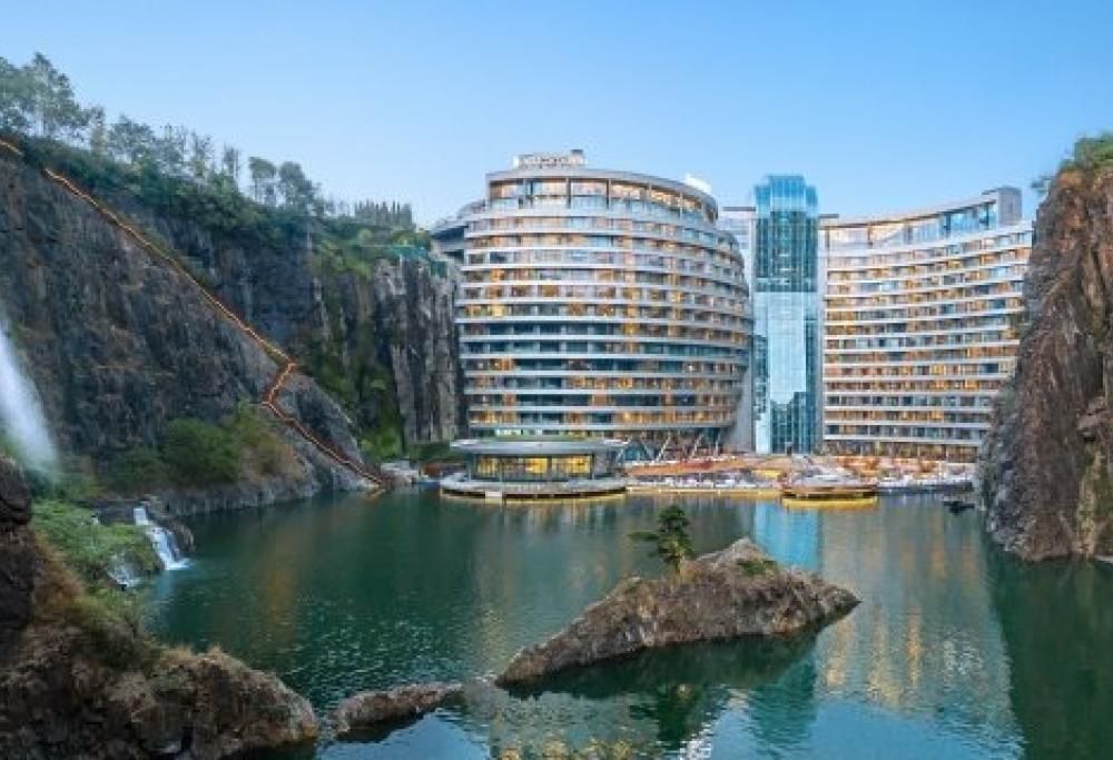 Cina: ecco l’esclusivo hotel di lusso costruito sotto il livello del suolo