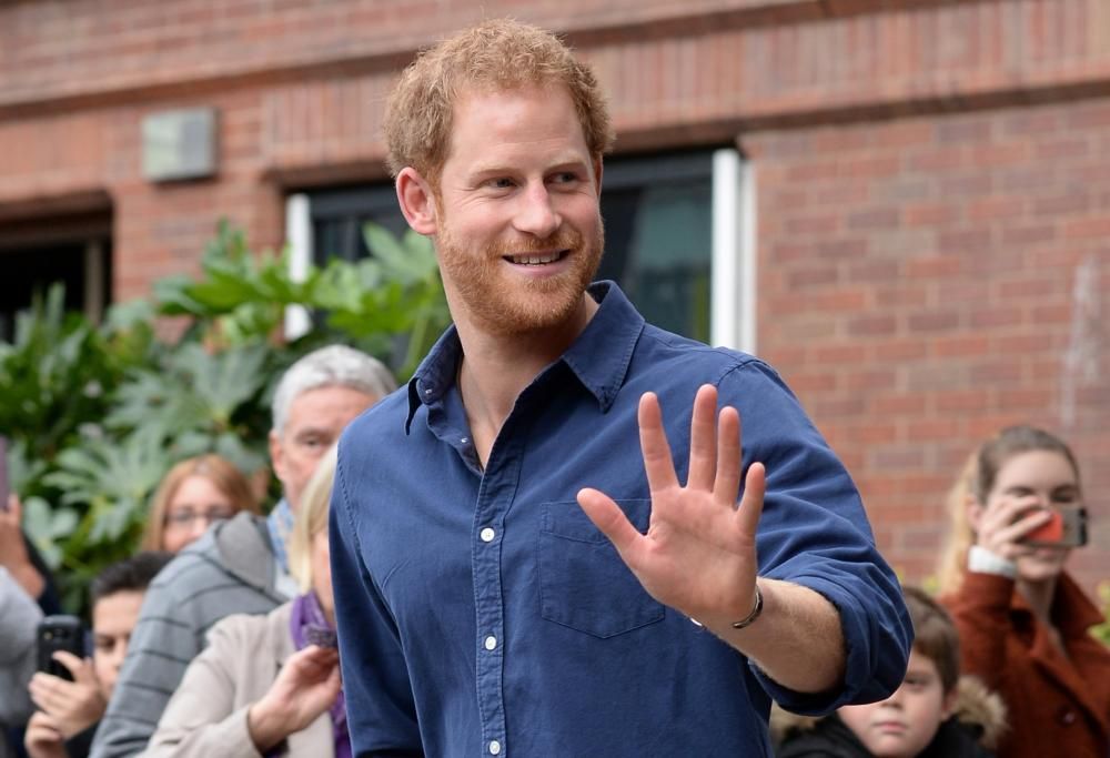 Harry, il Principe gentile. Vola a Londra su un aereo di linea e ringrazia il pilota e l’equipaggio