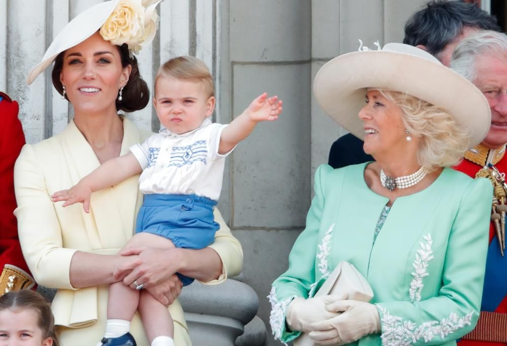 Baby Louis saluta come la Regina e conquista tutti