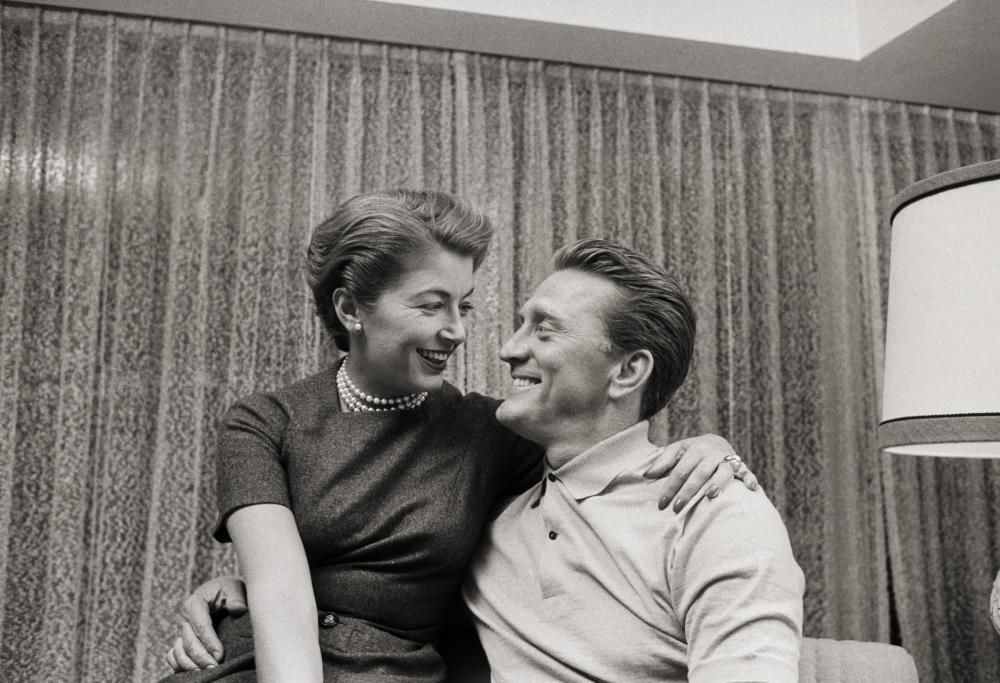 Kirk Douglas festeggia 103 anni: e la foto con Catherine Zeta-Jones è emozionante!