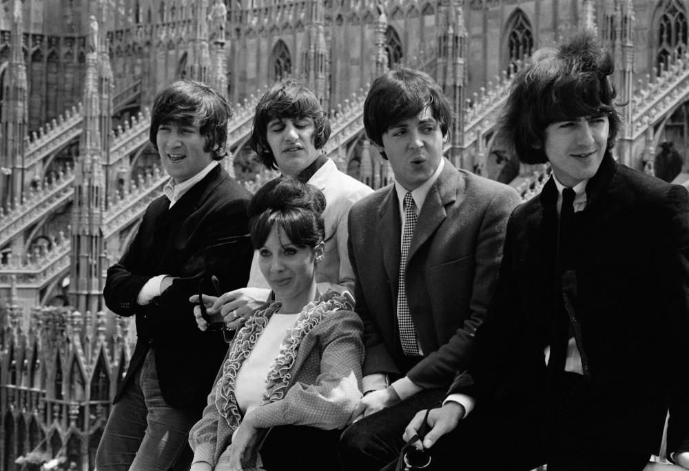 17 agosto 1964: obbligatoria la cuffia in piscina con il caschetto alla Beatles