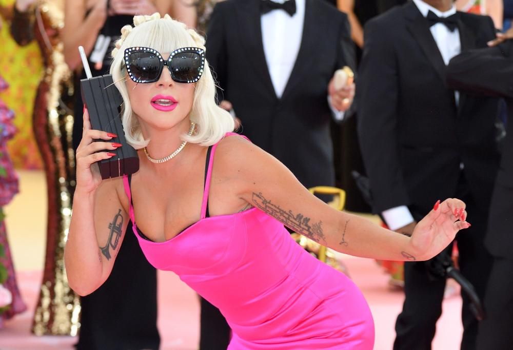 Lady GaGa ruzzola giù dal palco con un fan