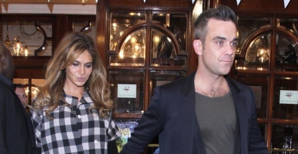 2010-spl232875_001jpg--robbie_williams_e_ayda_field_leaving_the_palladium_theatre_after_the_royal_variety_show_in_london