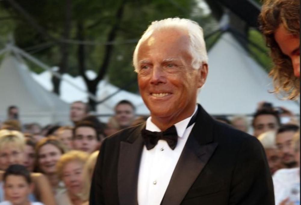 Giorgio Armani emozionato alla festa a sorpresa per i suoi 90 anni. Il video