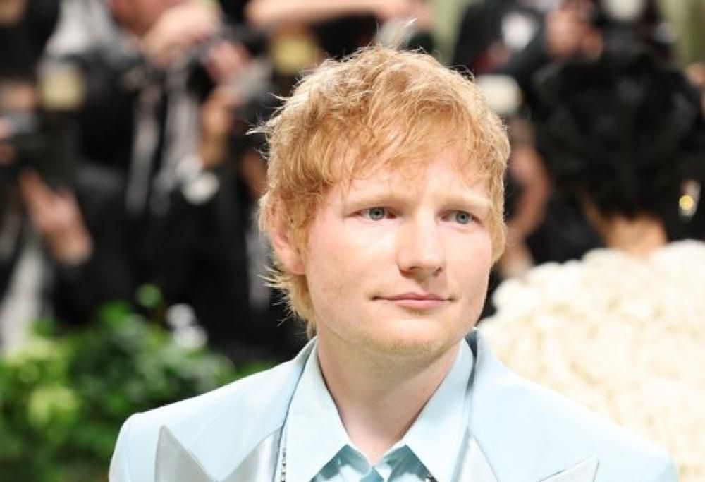Ed Sheeran su un battello suona una canzone per una fan: il video