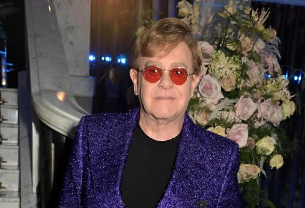 Elton John: gli amici preoccupati per la sua malattia