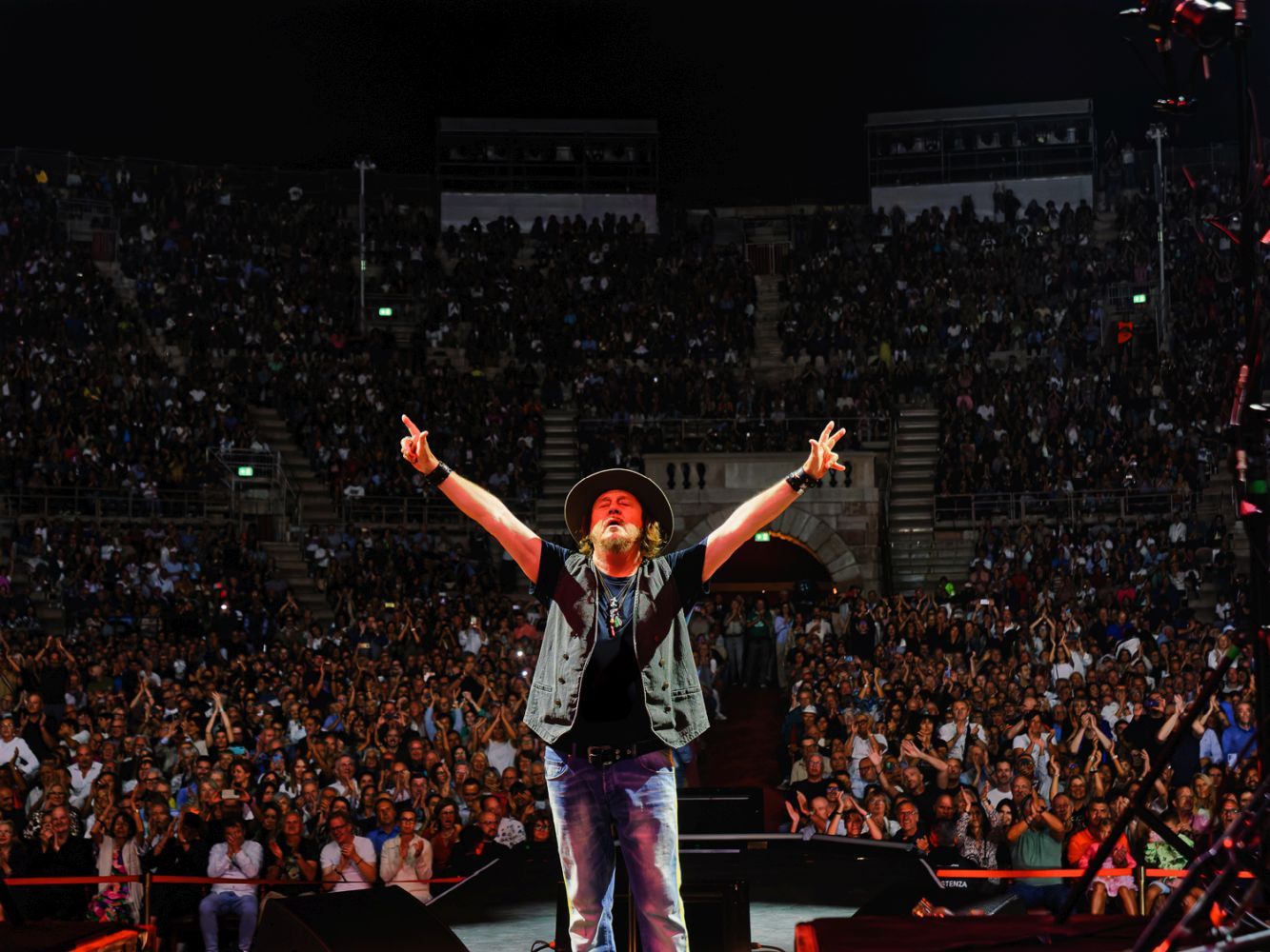 2025-12-18 12_45_38_2025_09_23-zucchero_in_arena_b1-1758640813746-jpg