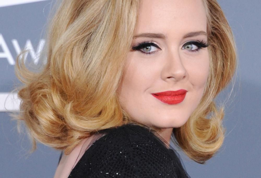 Adele torna a farsi vedere dopo la drastica dieta. E ricorda le vittime della Grenfell Tower