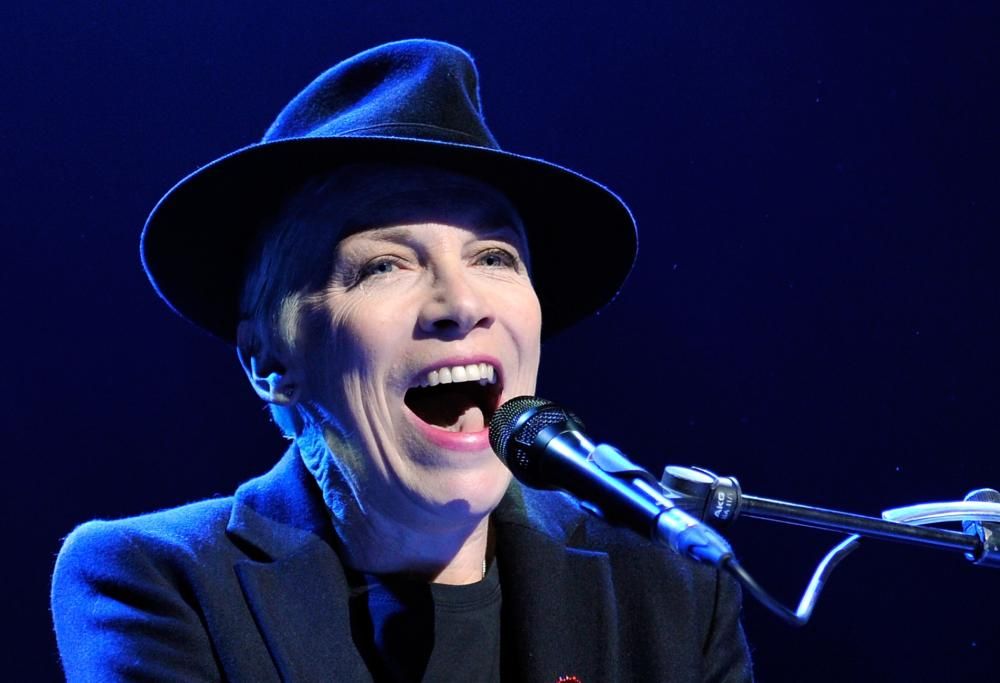Annie Lennox ci rivela i suoi modi gioiosi per mantenere la calma e la serenità