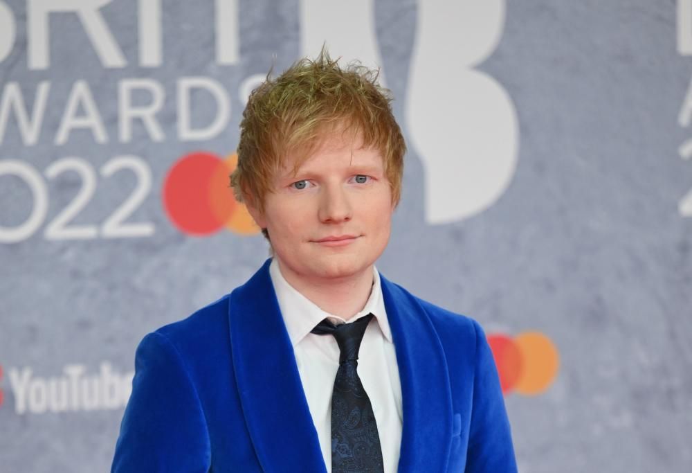 Ed Sheeran canta con i clienti di un pub di Birmingham: tutte le foto