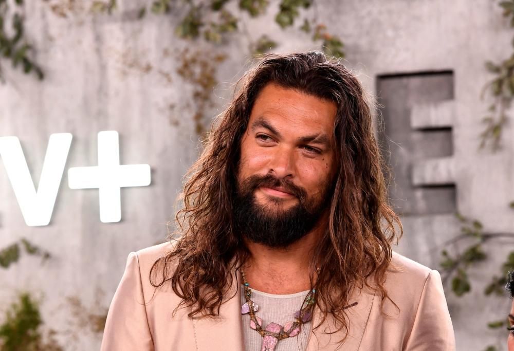 Jason Momoa taglia la sua lunga chioma per una giusta causa. Il video
