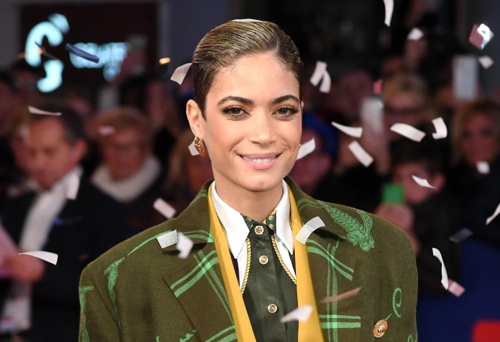 Elodie aiuta 8 deliziosi cuccioli