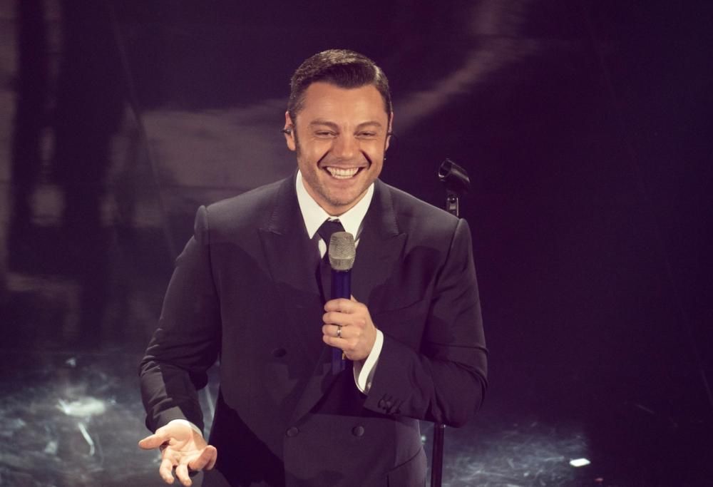 Tiziano Ferro celebra per la prima volta la festa del papà: il video