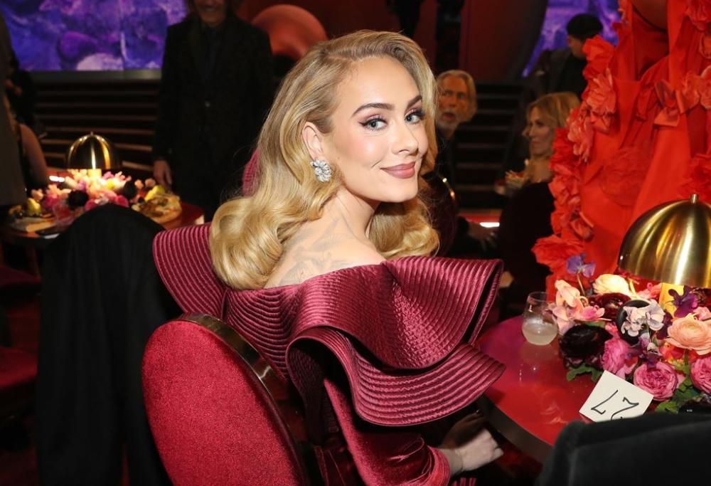 Adele si libera della cintura dopo una lauta cenetta: il video