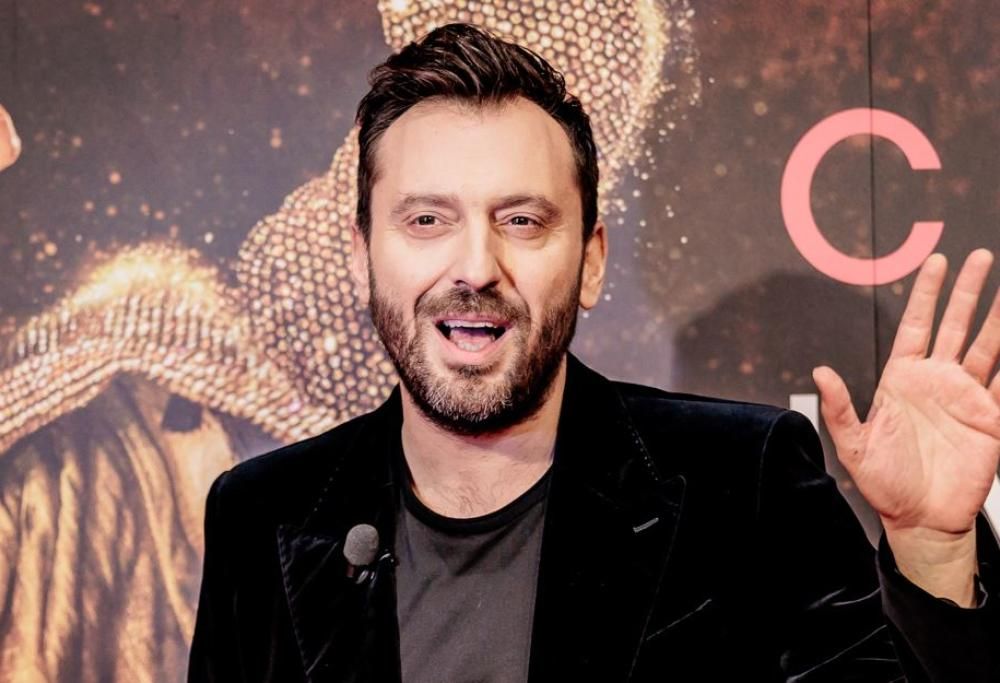Cesare Cremonini al lavoro nel nuovo studio: le foto e i video