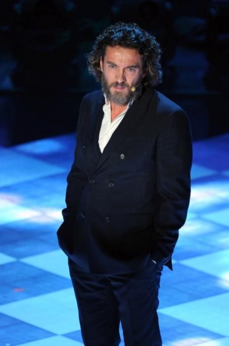 24-Alessio-Boni-canta-Enrico-Ruggierijpg--festival_di_sanremo