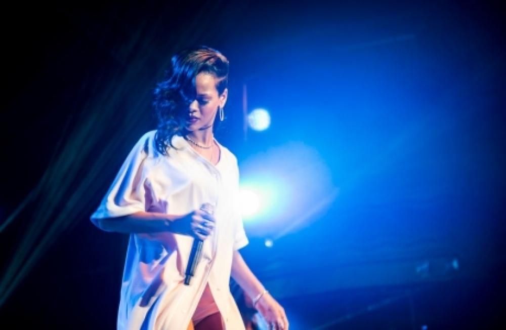 304jpe--rihanna