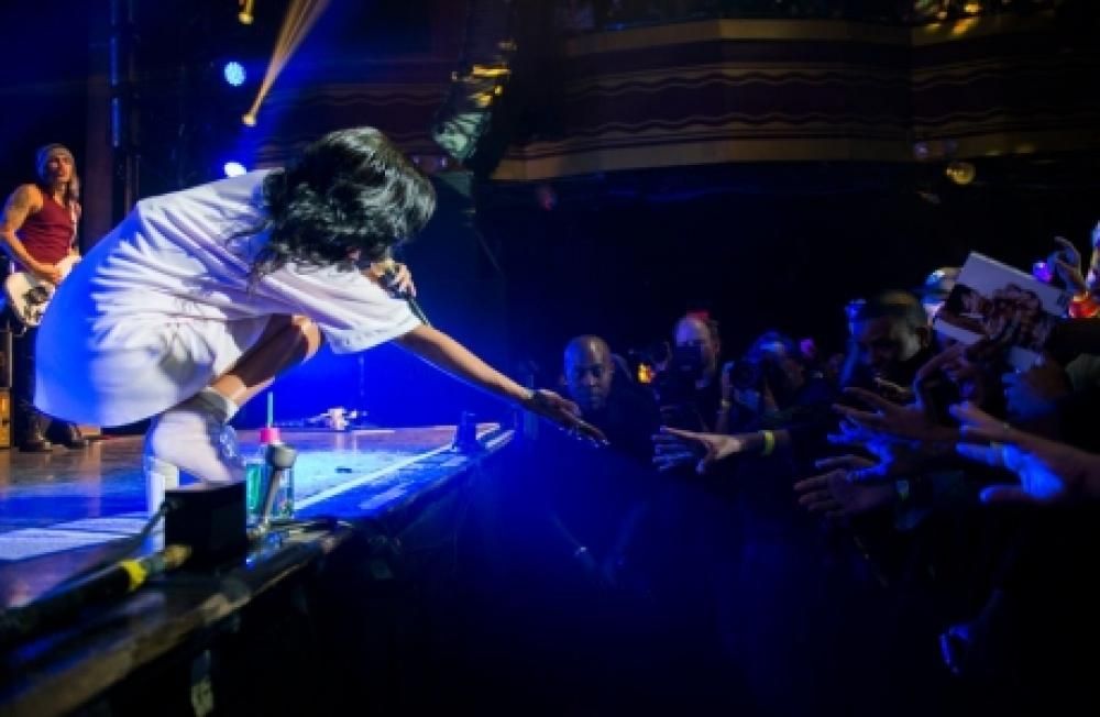 323jpe--rihanna