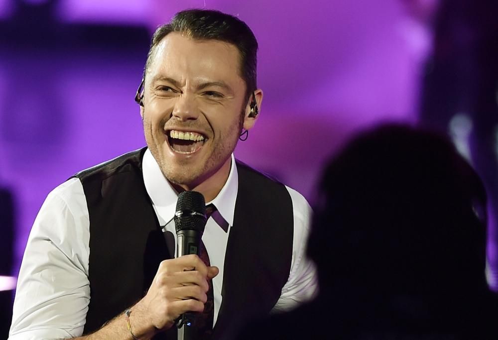 Tiziano Ferro uno di noi: al supermercato col carrello e la lista della spesa!