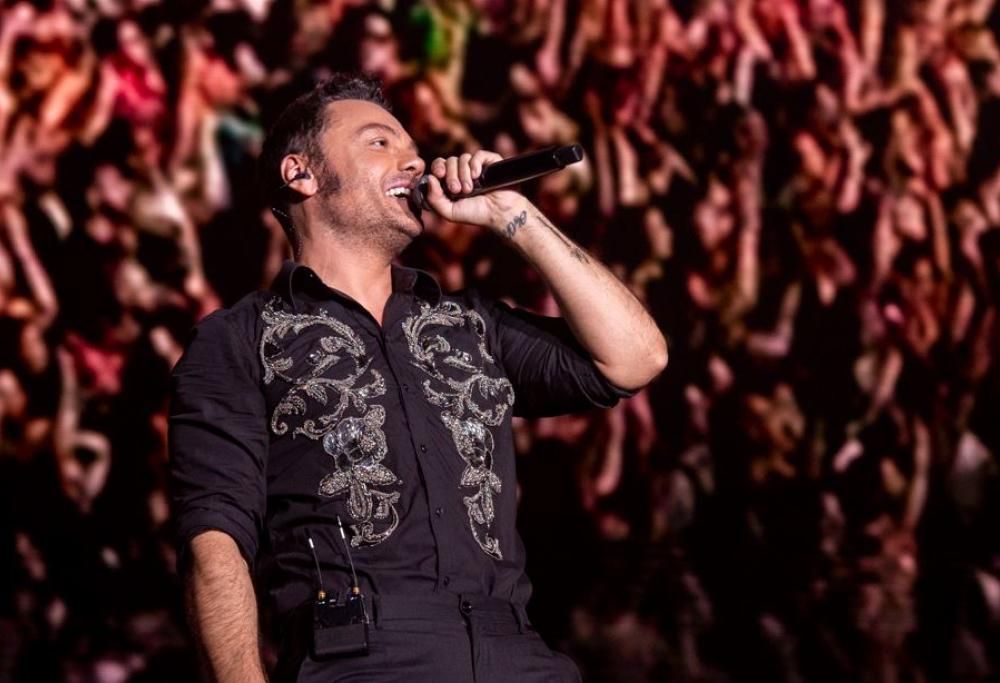 Tiziano Ferro: il duetto a sorpresa con Laura Pausini. Il video