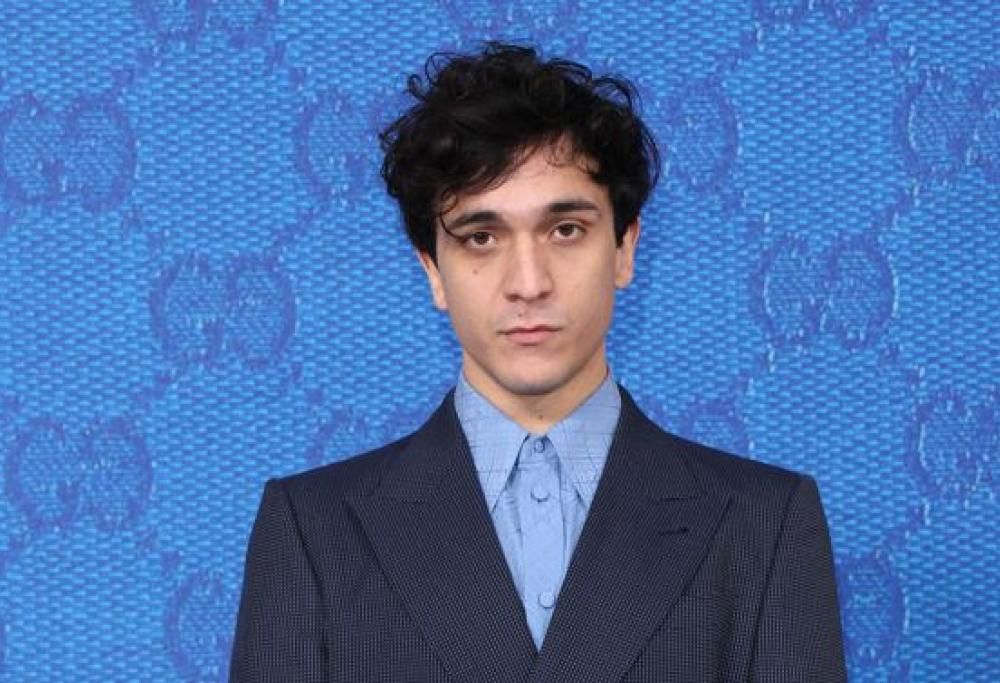 Tananai canta Tango con un’artista di strada: il video